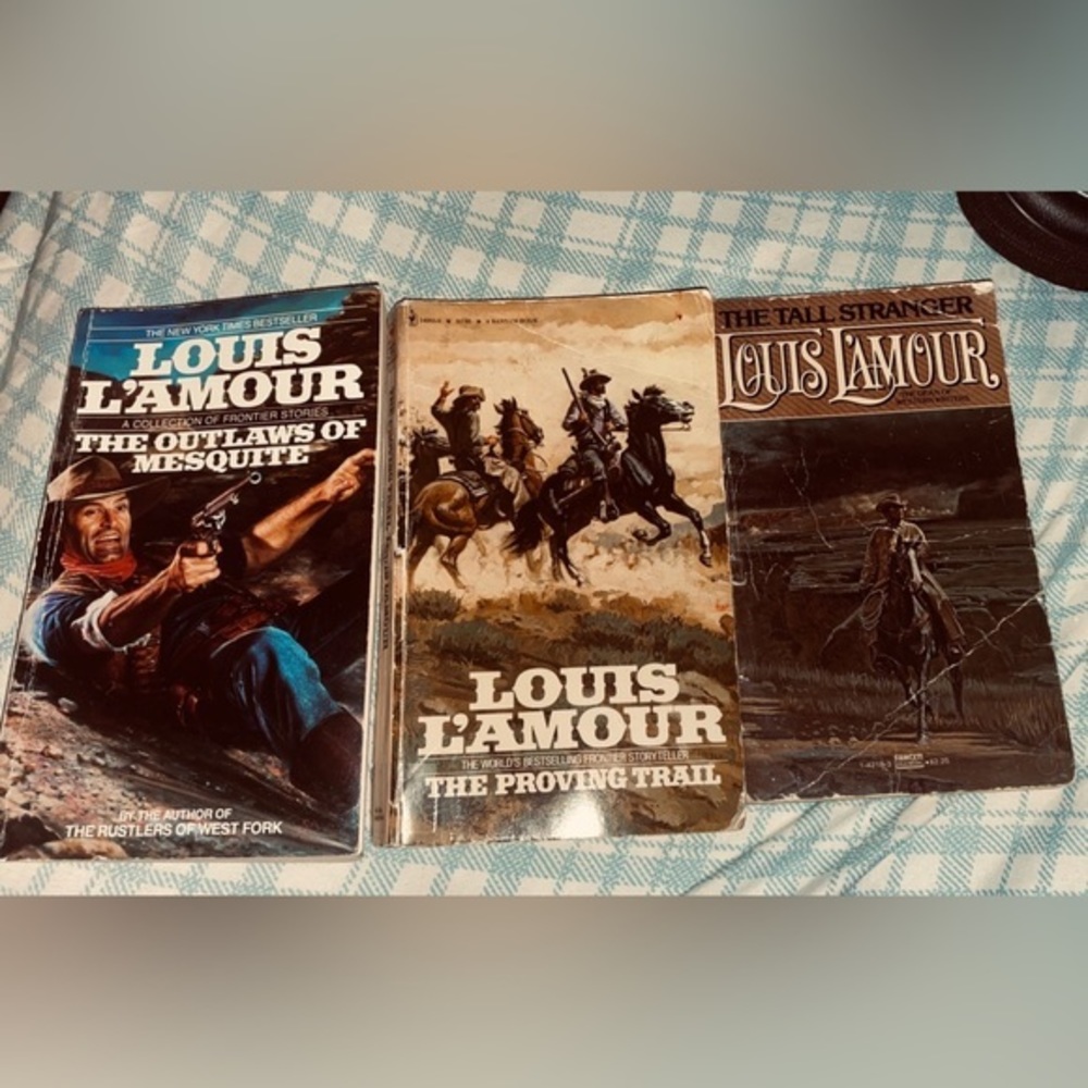 Used paper back book  Louis L’Amour novels 3 books​ paper back western books